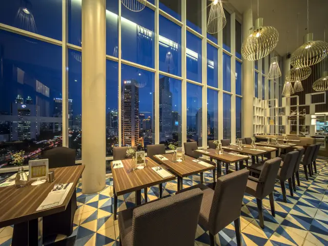 Gambar Makanan SKYLOFT - All Seasons Hotel 3