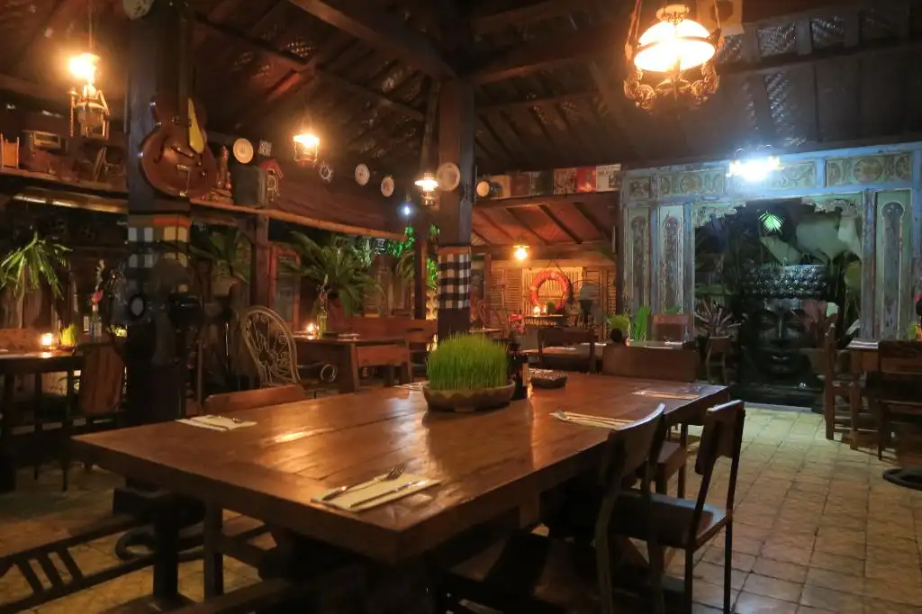 Monggo Bar & Restaurant