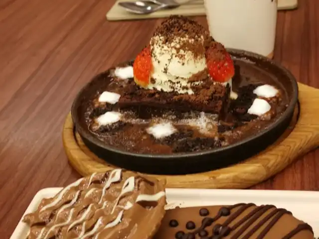 Molten Chocolate Cafe Food Photo 15