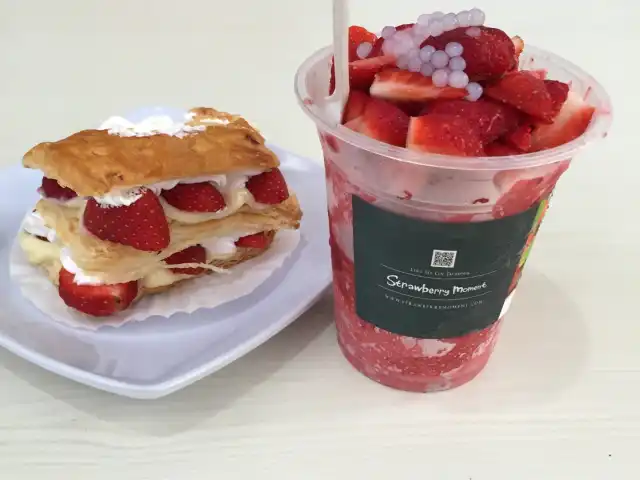 Strawberry Moment Dessert Cafe Food Photo 1