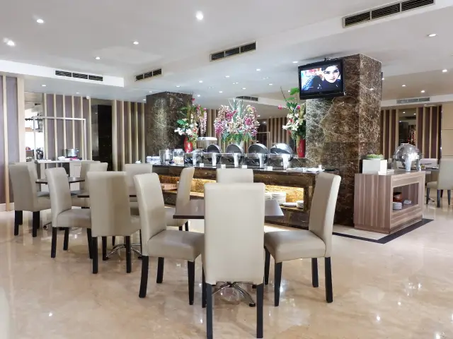 Gambar Makanan Ritz Cafe - Orchardz Hotel 8