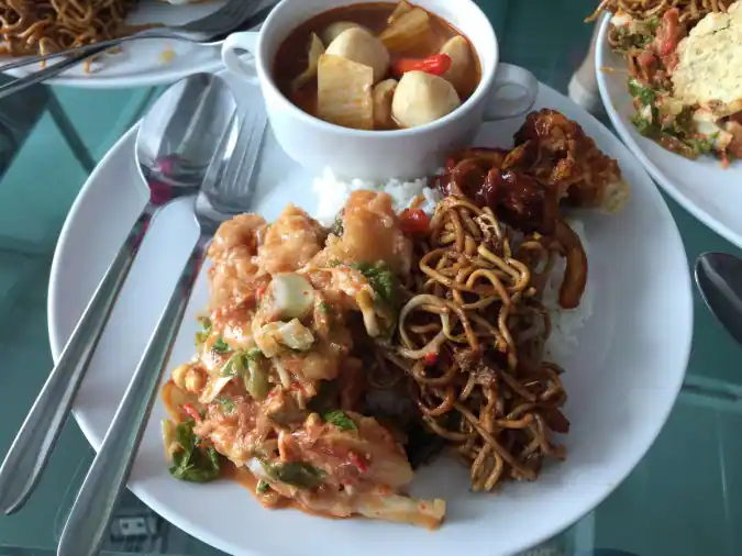 Gins. Co Cafe terdekat Restoran dan Tempat Makan Chinese Food