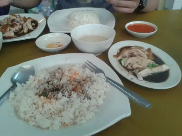 Nasi Ayam Yat (Hainan Chicken Rice) Food Photo 2