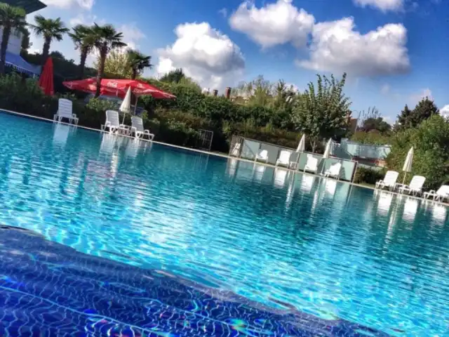 Aqua Manors Pool Cafe'nin yemek ve ambiyans fotoğrafları 20