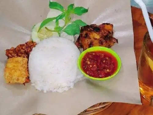 Lalapan Kaconk Pojhur, Jl.meratus Dalam Rt42.no.64