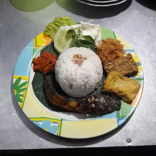 Gambar Makanan Nasi Lalapan Mak Endel, Jl Bromo No.53 6