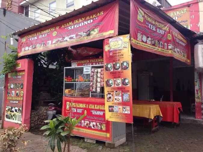 Ayam dan Ikan Bakar "Segono" dan Pempek Palembang "Cek Rat"