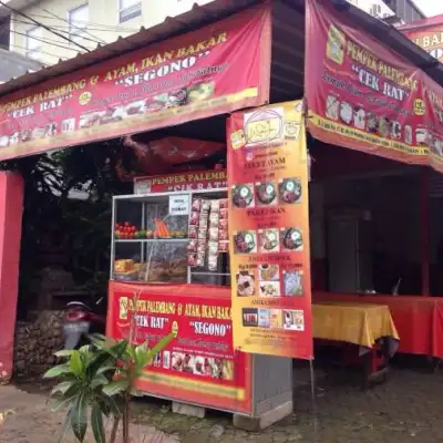 Ayam dan Ikan Bakar "Segono" dan Pempek Palembang "Cek Rat"