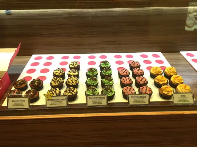 Twelve Cupcakes Food Photo 2