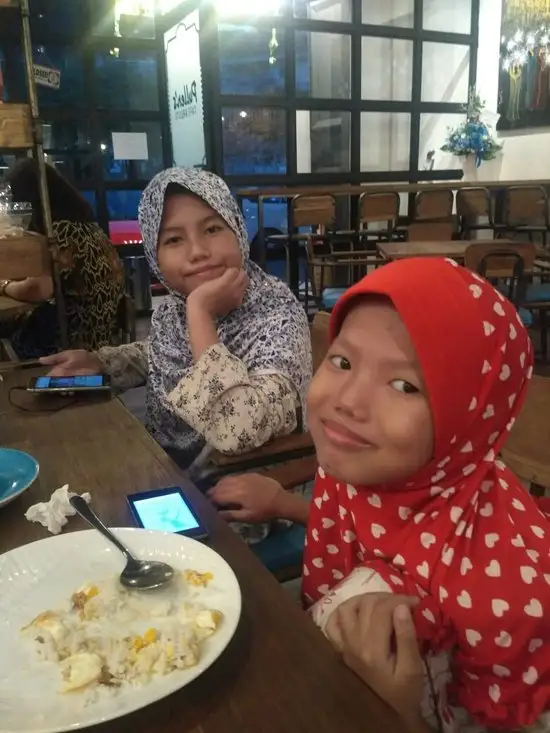 Gambar Makanan Pullens Cafe & Resto 11