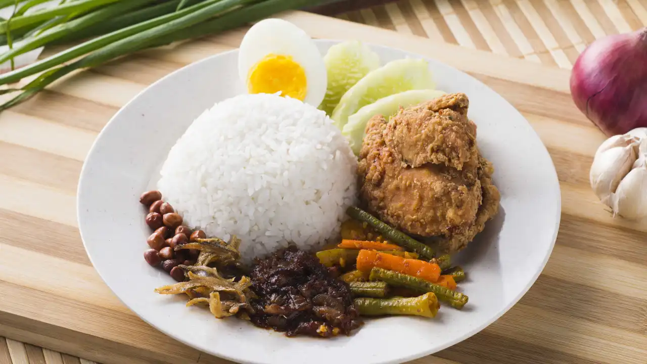 Nasi Lemak Opah vs Raja Ayam Penyet