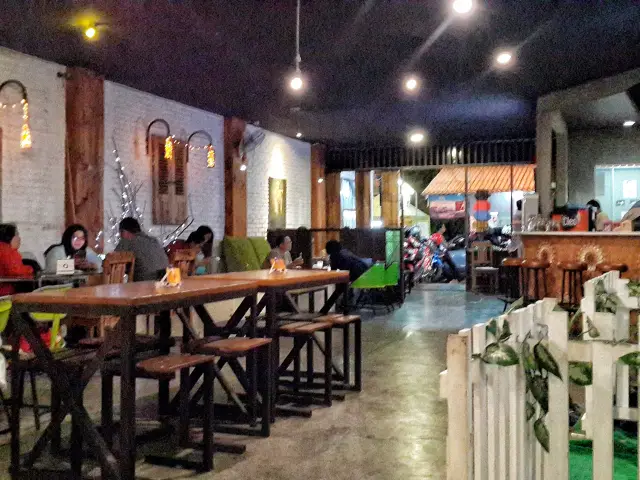 Gambar Makanan LataromboRiversideCafe 12