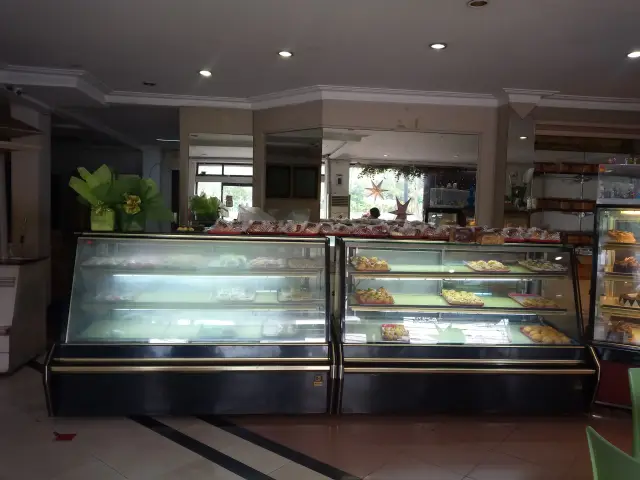 Gambar Makanan Regina's Bakery 9