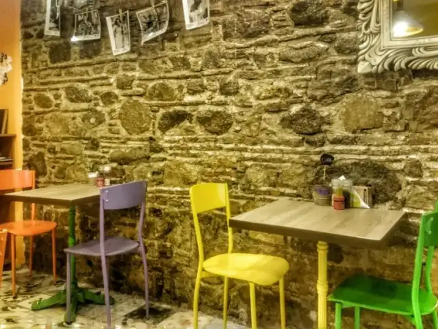 Renkli Taş Devri Sandwich & Cafe'nin yemek ve ambiyans fotoğrafları 6