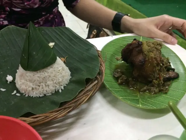 Gambar Makanan Nasi Uduk Daun Pisang 12