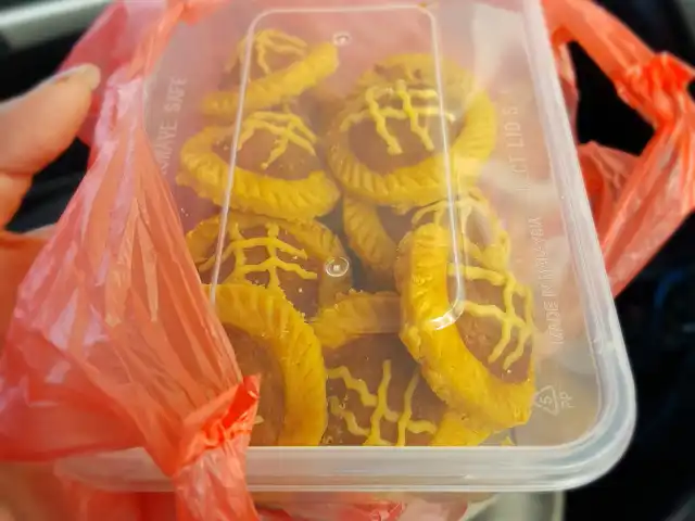 Bee Bee (Lian Choo) Pineapple Tarts Food Photo 5