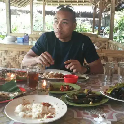 Pondok lesehan Ikan Bakar BM