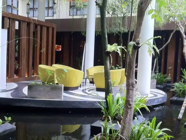 Gambar Makanan Lobby Lounge and Bar - Swiss-Belhotel Rainforest 7