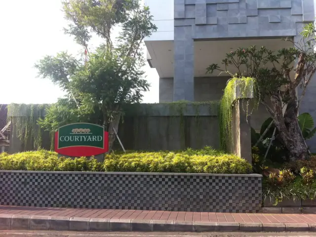 Gambar Makanan Pool Bar - Courtyard by Marriott 2