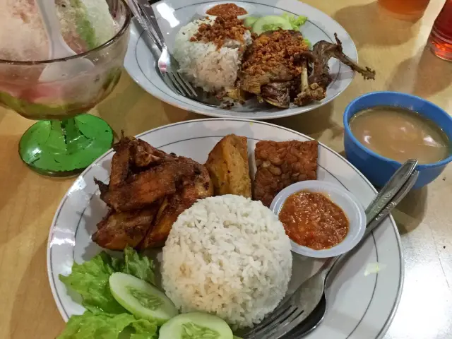 Gambar Makanan Ayam Penyet & Soto Betawi Mama Hilda 1