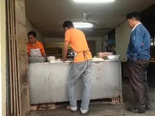 Warung Roti Canai sebelah kedai wawasan