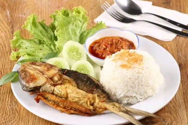 Seafood Iwan dan Pecel Bandeng Tanpa Tulang