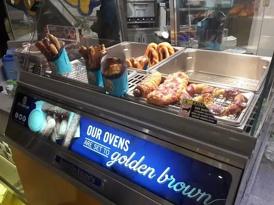 Gambar Makanan Auntie Anne's Pretzel 10