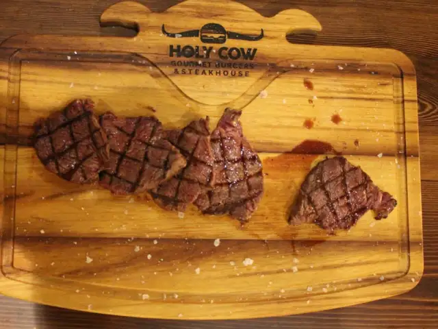 Holy Cow Gourmet Burgers & Steakhouse'nin yemek ve ambiyans fotoğrafları 25