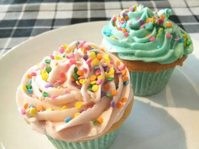 Vanilla Cupcake Bakery Food Photo 2