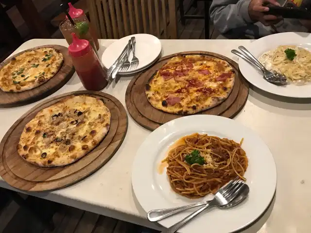 Gambar Makanan Warung PePe Wood Fired Pizza & Pasta 8