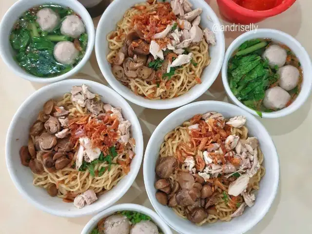 Gambar Makanan Mie Baso Ayam Jamur Gaya Tunggal 13