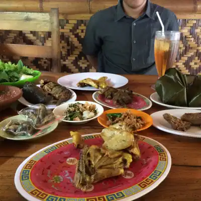 Rumah Makan Ibu Haji Cijantung "Ciganea"