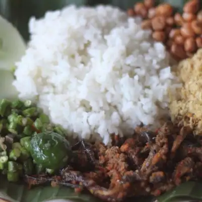 Wr Laris Manis (Nasi Belut Tanpa Tulang), Ampenan