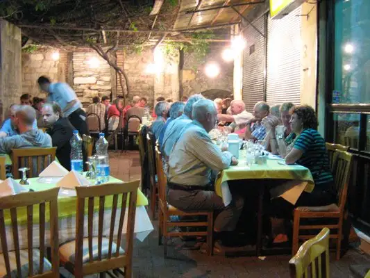 Tarihi Çesme Restaurant'nin yemek ve ambiyans fotoğrafları 2