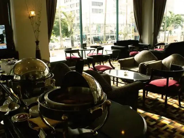 Gambar Makanan Fountain Bar - The Acacia Hotel 4