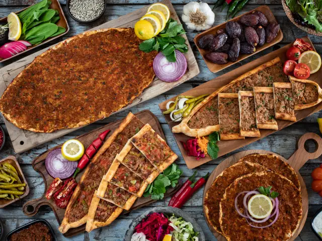 Mevlana Etli Ekmek & Kebap'nin yemek ve ambiyans fotoğrafları 1