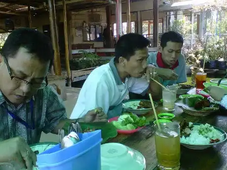 Gambar Makanan Warung Makan Khas Pedesaan 6