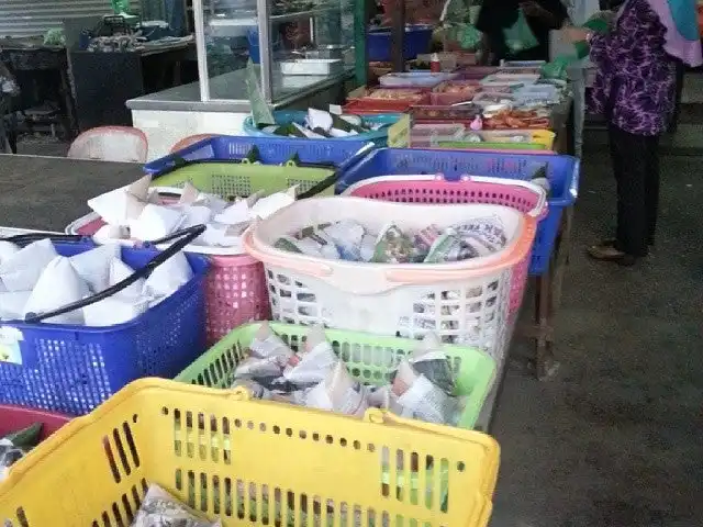 Kedai Kuih Muih Depan Klinik Kesihatan Butterworth.