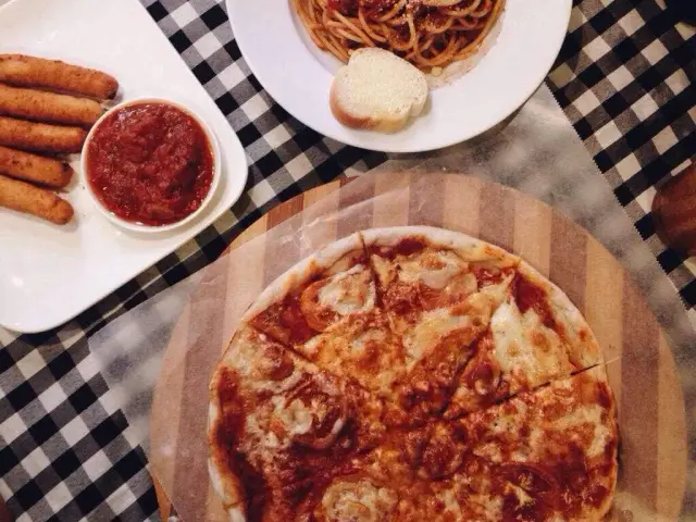 Pomodoro Pizza & Pasta Kitchen Food Photo 8