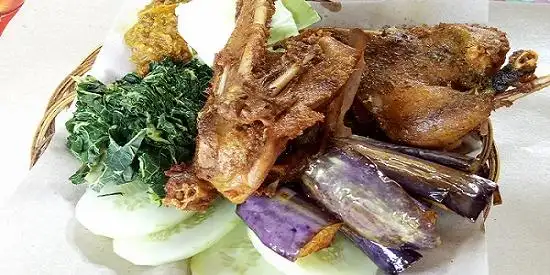 "Gama" Mbak Tik Ayam Goreng Kampung & Bebek Goreng, Simpang Lima