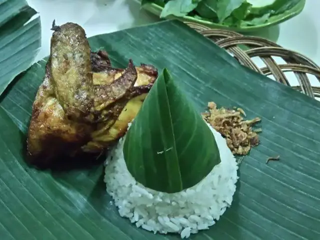 Gambar Makanan Nasi Uduk Daun Pisang 10