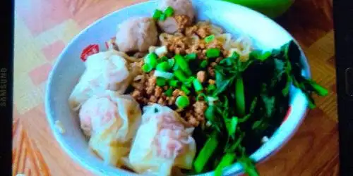 Bakmi Ueenak, Pluit