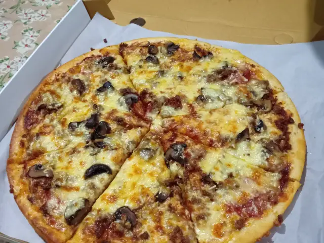 Gambar Makanan Pizza Romas & Coffee 7