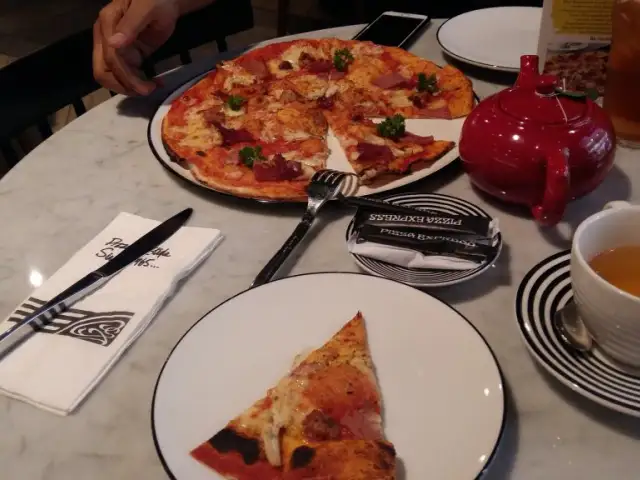Gambar Makanan Pizza Express at Lotte Shopping Avenue 6