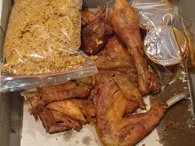 Gambar Makanan Ayam Goreng Suharti 2