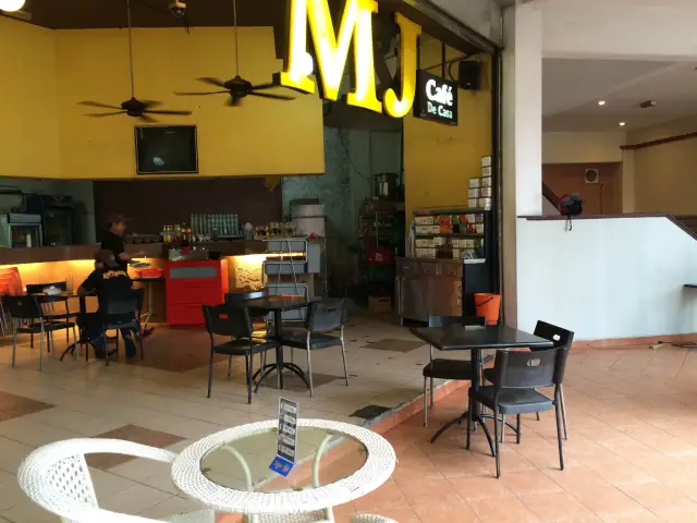 M&J Cafe De Casa Food Photo 3