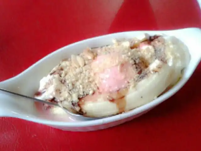 Gambar Makanan Roemah Mirota Café and Ice Cream 7