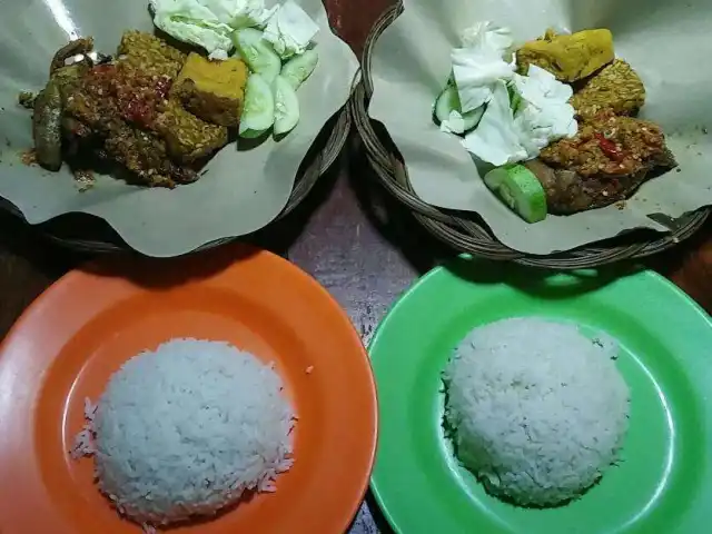 Gambar Makanan Ayam Gepuk Sambal Bawang Pak Gembus 9