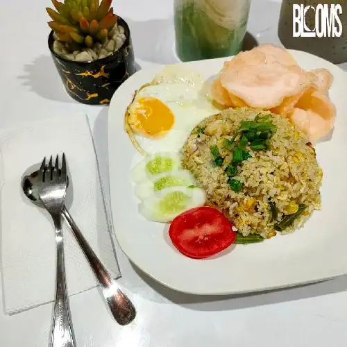 Gambar Makanan Blooms Cafe And Resto, Jl. Ringroad No 98D, Tj. Sari, Kec.Medan Selayang  9