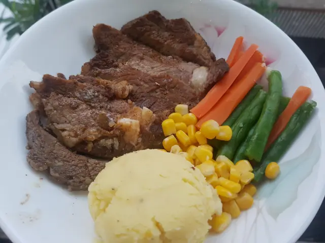 Gambar Makanan Steak On Top 11